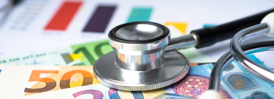 Copago: fonendoscopio y billetes de euro