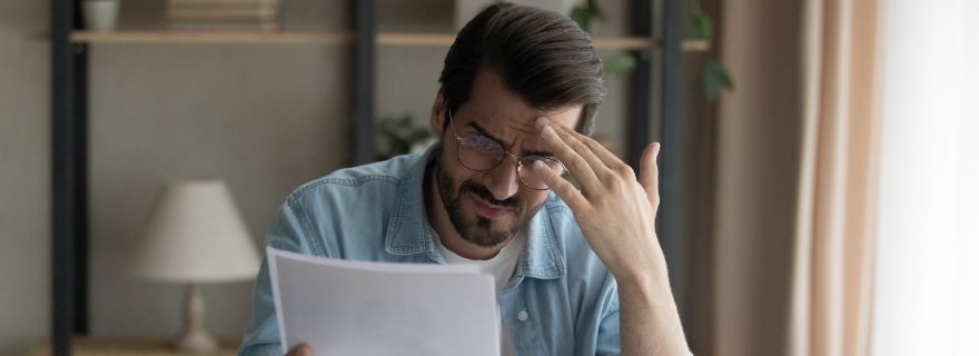 Hombre preocupado por dar de baja seguro fuera de plazo