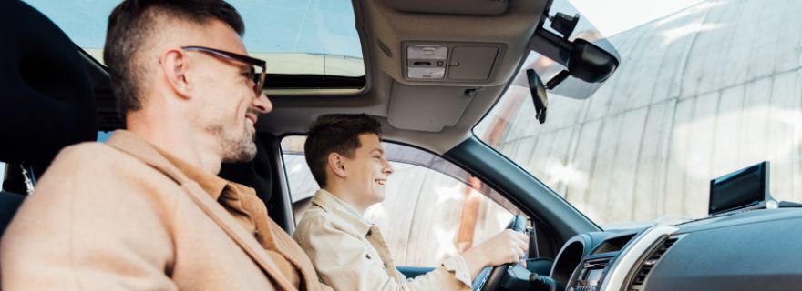 Puede conducir mi hijo mi coche